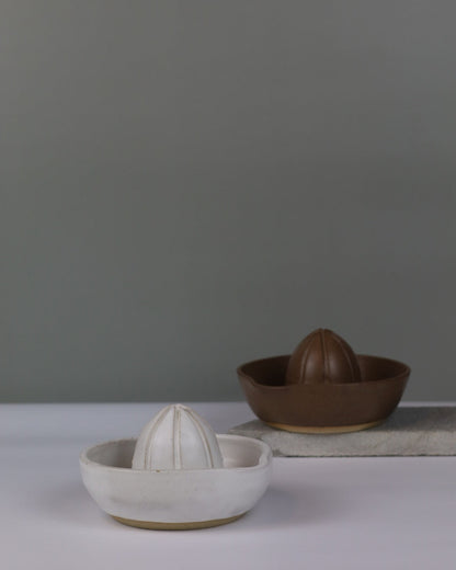 white and cbrown ceramic juicers on a grey background